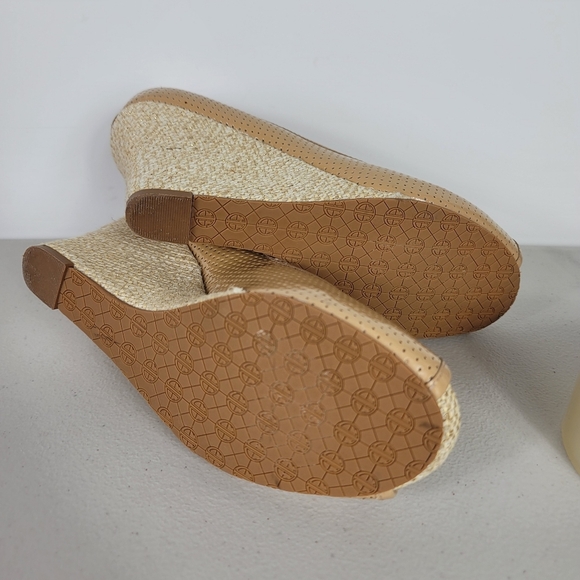 Lilly Pulitzer Tan Peep Toe Patent Leather Wedges Sz 7M - Picture 2 of 6